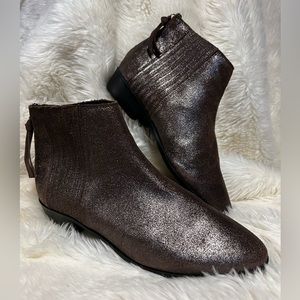 *Kenneth Cole Reaction* Zip up Booties